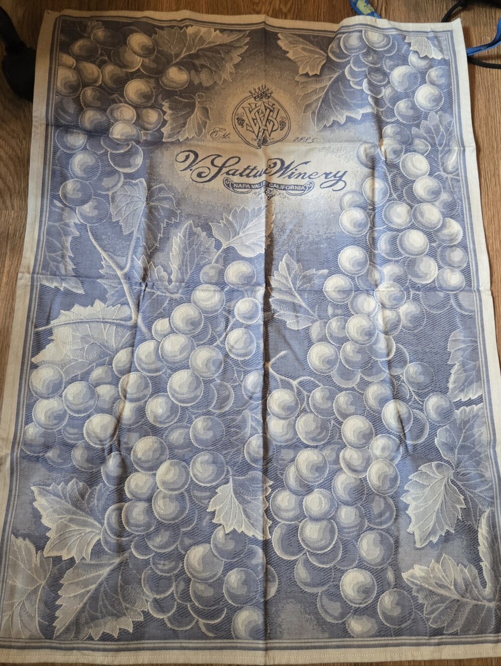 V. Sattui Winery Napa Valley 100% Cotton Grapes Tea Towel Kitchen Towel Blue Whi
